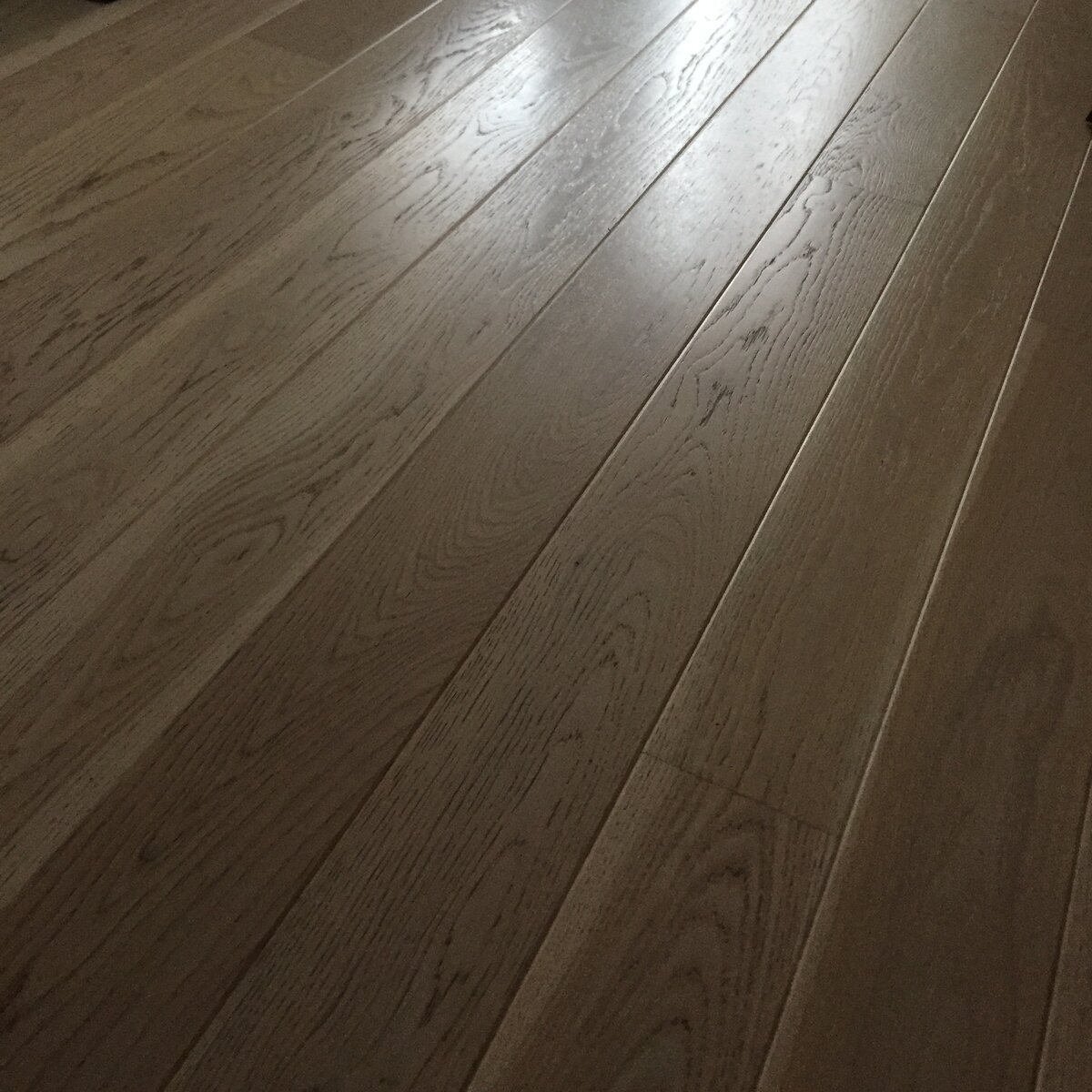 ламинат с эффектом бесконечной доски белый. керамогранит под дерево 900х150. бесконечная доска. доска с ручкой для рисования магнитная. ламинат эггер скандинавский стиль.