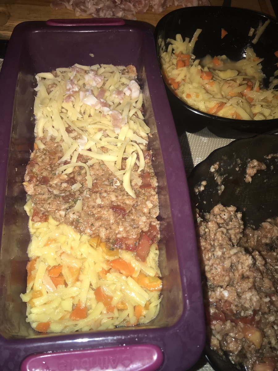 Выкладываем всё слоями, как нравится У меня идёт слой картошки, слой фарша, немного сыра с беконом. И так пару раз.