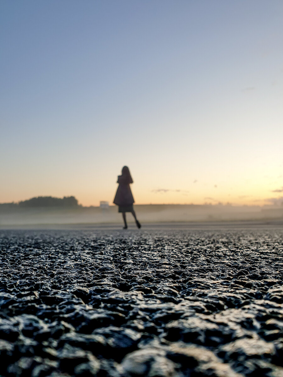 Женщине по природе нужно носить платья и юбки - все ли мы помним об этом? И вообще, знаем ли, зачем и почему это нужно?) ⠀
Всё дело в общности женщины с землей - символом плодородия. Испокон веков женщина как мать, как хранительница семейного очага и символ духовности семьи должна была своим видом воплощать энергетическую связь с землей и поддерживать её с помощью треугольного силуэта пышной юбки или платья в пол.
Хоть женское убранство в силу практичности со временем и становилось короче, но, всё же, оставалось открытым снизу земле. Почему же мы это забываем?
⠀
Всему виной стала славная Коко Шанель, которая в 1929-м году смелым шагом ввела в моду брюки для женщин, тем самым показывая уравнивание прав с мужчинами. С того времени женщинам стало быстрее ходить, удобнее сидеть и привычные женские одеяния встречаются всё меньше. Но кому это нужно?
⠀
Я не призываю всех дам носить исключительно платья, но хочу обратить внимание на ваш гардероб: чего там больше? Штанишек с лосинами или платьев?
⠀
В каком бы современном мире мы не жили, но мужчин всегда будут больше привлекать женственные дамы в платьях и юбках.
Да, и джинсы кому-то идут... но разве они могут быть красивее платья?
Я убеждена, что нет.
⠀
Вопрос для прекрасных дам❓ Чего у вас больше: штанишек или платьев?
⠀
Вопрос для джентельменов❓ Девушки в платьях более притягивают ваш взор, нежели в джинсах, например?
⠀