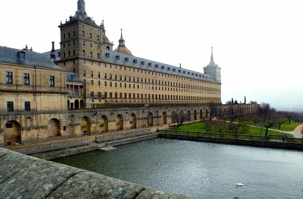 История Эскориала начинается 10 августа 1557 года,когда армии Филиппа II разбили французов в битве у Сент-Кантена во Фландрии. Когда его солдаты разбили при Сент-Кантене французскую армию, они невзначай разрушили монастырь св. Лаврентия, а Лаврентий был по рождению испанец. Испанцы особенно чтили его за самую жестокость его мученической кончины — он был заживо изжарен на железной решётке, и Филипп II решил воздвигнуть монастырь в честь этого святого.