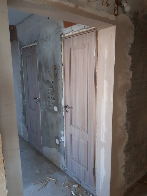 технология оштукатуривания откосов дверного проема. отделка дверного проема гипсокартоном. штукатурка стен с дверными проемами. штукатурка дверных откосов. штукатурка проемов дверей.