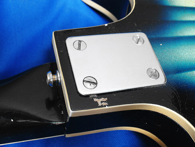 Традиционная плашка на пятке грифа;