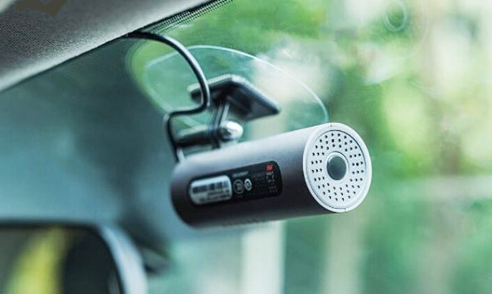 Поставим видеорегистратор на пятачок у зеркала, мы получим идеальный вариант установки.