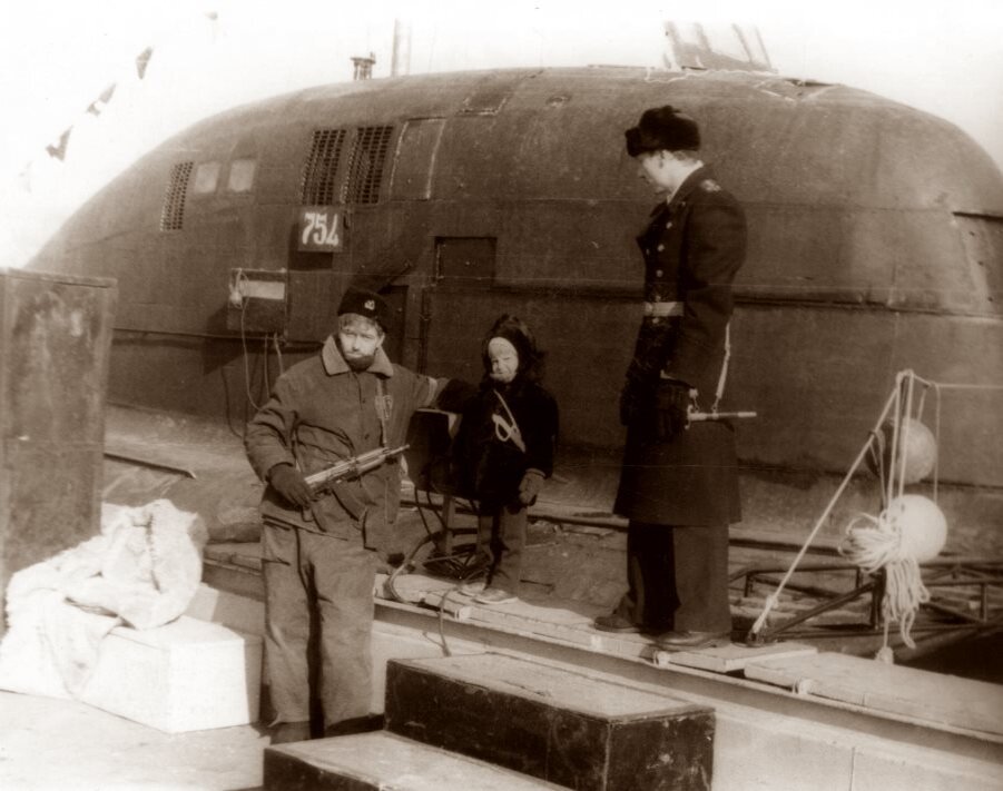 Верхний вахтенный и АПЛ К-469. Тепло и празднично...