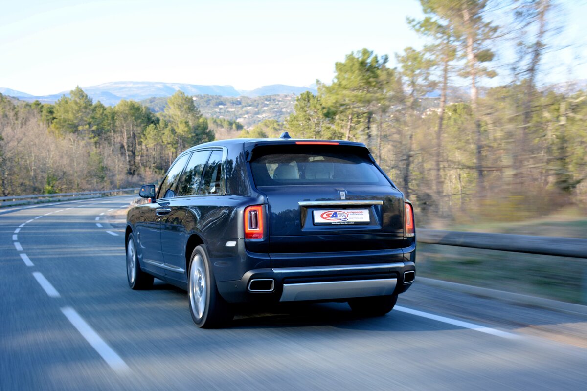 Спустя столетие, британцы построили автомобиль, в котором появилась клавиша офф-роуд. Rolls-Royce Cullinan — первый в истории марки автомобиль с приводом на все четыре колеса.