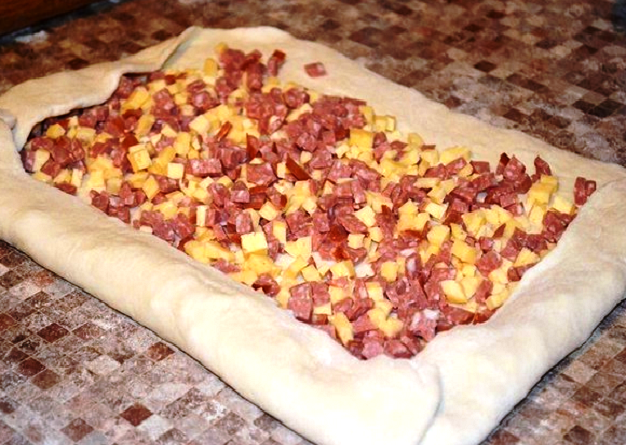 Быстрые слоеные "пирожки" с сыром и колбасой