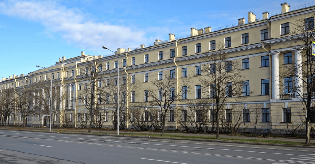 Ни машин, ни людей. Это в прошлом гренадерские казармы, позже жилище Александра Блока.  Источник Google Картинки