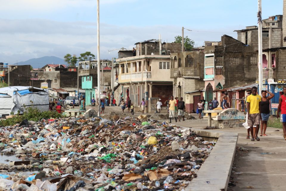 4 беднейшие страны. Гаити уровень жизни. Гаити трущобы.