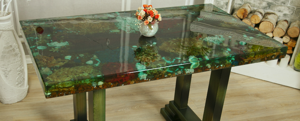 Стол из эпоксидной смолы с различными декоративными элементами под "морское дно"