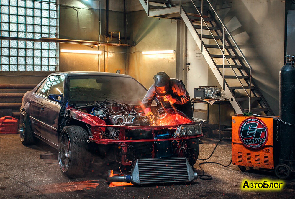 Гараж для автомобиля. Машина в автосервисе. Вольво москоу запчасти. Автосервис вольво. Топ автосервис.