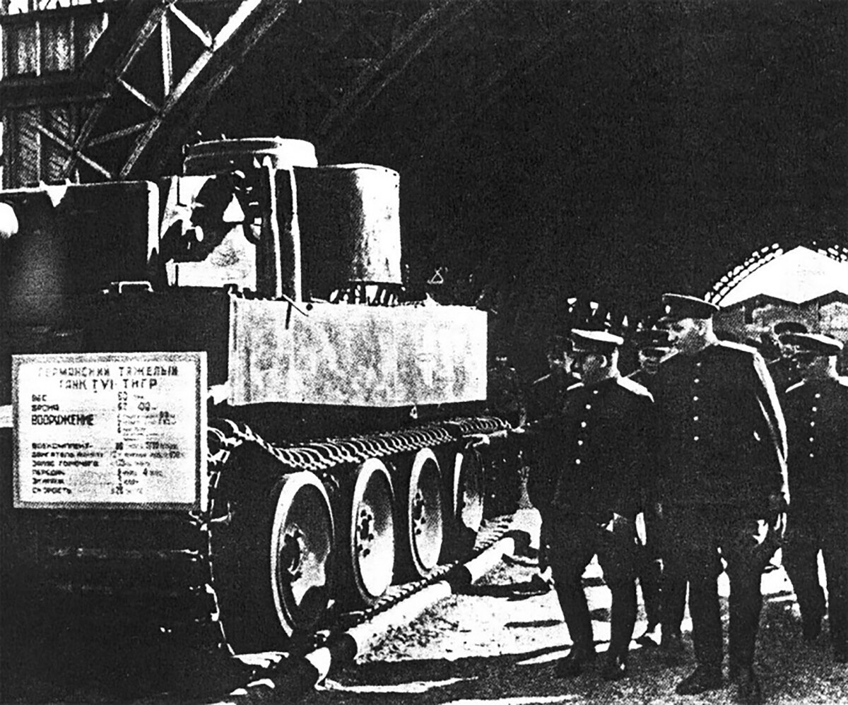 1 27-7 Г.К. Жуков, Н.Н. Воронов и К.Е. Ворошилов осматривают первый захваченный «Тигр