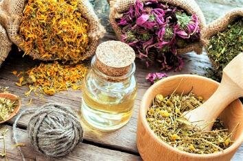 
Алкогольная зависимость является проблемой для многих русских семей и требует комплексного решения. На сегодняшний день существует большое разнообразие средств традиционной и нетрадиционной медицины, используемых для лечения алкоголизма. Народные методы лечения любых заболевания, в частности алкоголизма, всегда более предпочтительны. Но люди мало задумываются о возможных последствиях бесконтрольного использования лекарственных растений. Ведь помимо положительных свойств многие из них содержат ядовитые компоненты, сильные эфирные масла, что может спровоцировать тяжелые приступы аллергической реакции и другие негативные последствия.
