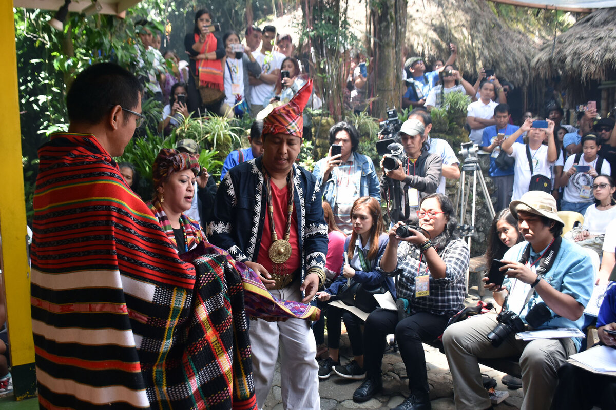 Филиппинская ассоциация преподавателей искусств при президенте фонда Chanum Джордане Манг-осан выполняет ритуалы перед открытием медиа-форума Kapihan для Международного фестиваля искусств Там-Аван 2019 (RMC-PIA CAR). 