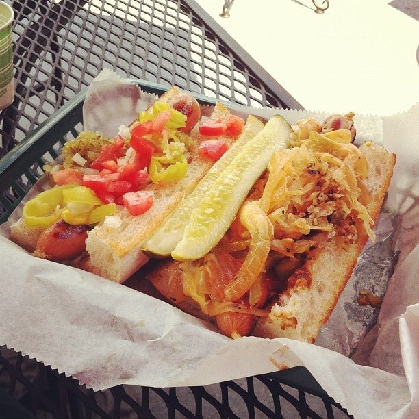 Источник фото - https://ru.foursquare.com/v/dogtown/4b46b397f964a5200a2726e3?openPhotoId=502944e2e4b072708524a4f7