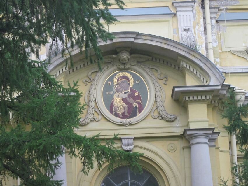 Памятник поставлен ровно напротив усыпальницы 