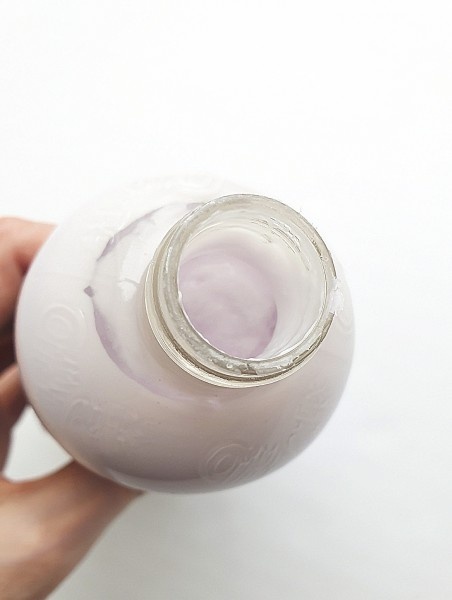 Из малюсеньких недостатков отмечу, что лосьон туговато выдавливается из бутылочки через маленькое отверстие в крышечке, поэтому я откручиваю крышку и надавливаю из всего горлышка.

