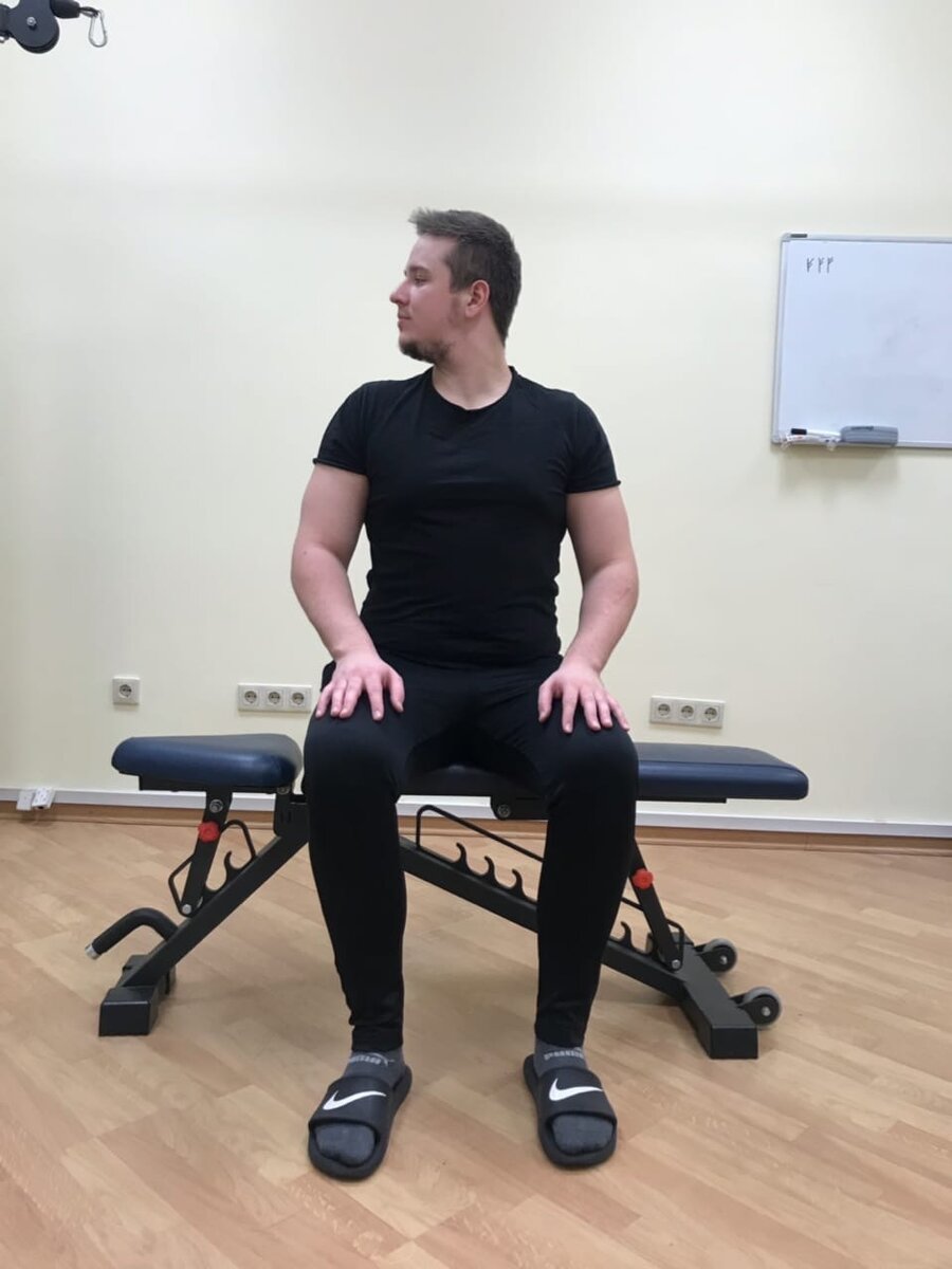 Исходное положение упражнения "Поворот головы в стороны"