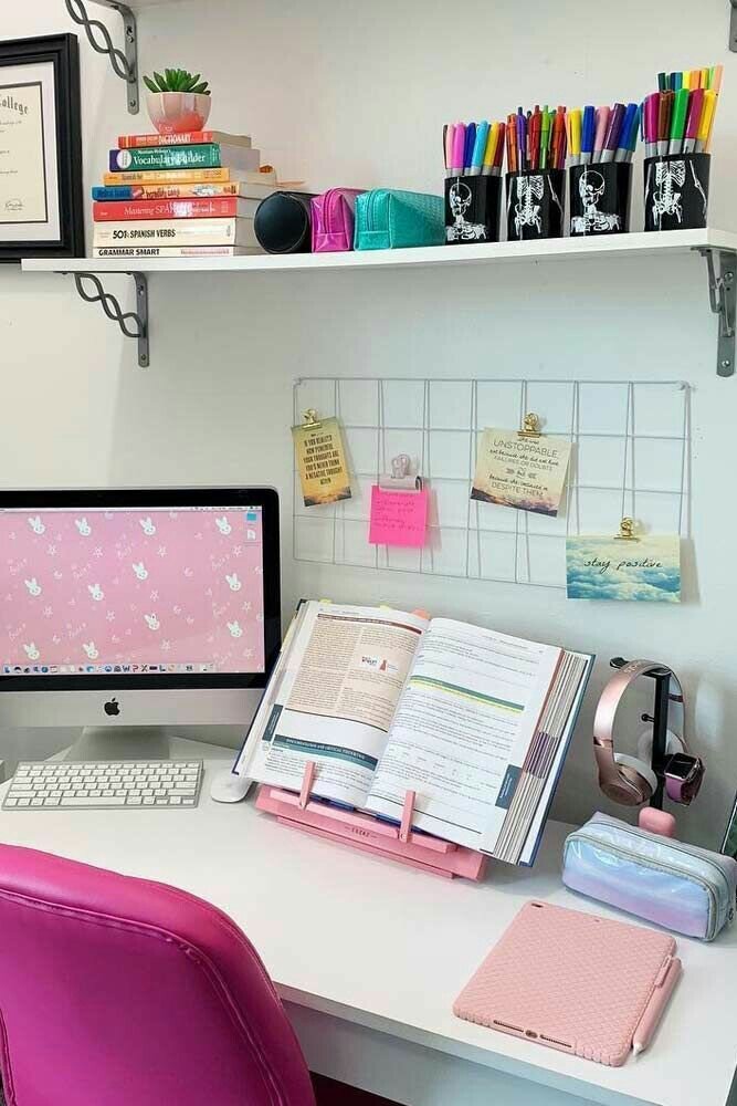 Выделяют несколько основных отраслей данной профессии: - промышленный (оформление и создание бытовой техники, транспорта, орудий труда, мебели); - дизайн среды (создание интерьеров, оформление зданий, участков); - графический (создание торговых марок и знаков, рекламных роликов с использованием компьютерной графики); - 3D-дизайн (создание анимаций, презентаций, макетов с помощью специальных компьютерных программ); - ландшафтный (работы, связанные с оформлением земельных участков, парков, садов); - дизайн одежды, обуви и аксессуаров.Сегодня сфера деятельности художника-оформителя просто огромна, поэтому каждый год появляются новые направления данного искусства (фитодизайнер, кукольщик, цветокорректор, витражист и т.д.).Необходимо владеть такими качествами и умениями, как: º наблюдательность; º креативное мышление; º развитое воображение; º коммуникабельность; º способность работать с большим объёмом информации; º терпеливость; º способность работать в команде; º чувство такта в общении с клиентами. 💡 ПЛЮСЫ_интересная творческая работа;_хорошие заработки;_возможность самореализации на высоком уровне, вплоть до мировых домов моды (международных производителей);_престижность профессии;_свобода эксперимента;💡 МИНУСЫ_огромная конкуренция;_сложные клиенты;_необходимость зачастую делать не то что хочется, а то, за что платят;_большие нагрузки, которые перемежаются с периодами отсутствия заказов.Стартовая заработная плата для начинающих на должности дизайнера составляет всего лишь 10 тысяч рублей. Средняя и максимальная зарплата – 40 и 120 соответственно.