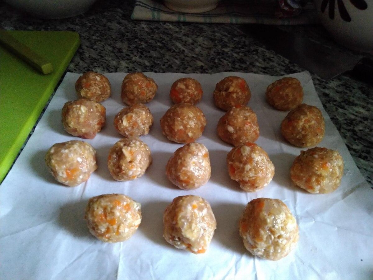 Фрикадельки (тефтели), приготовленные к заморозке. Фото © Татьяна Ильина, 2020