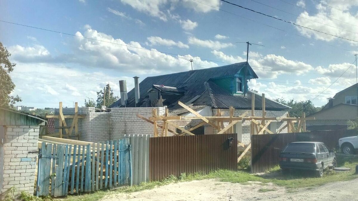 Так выглядел дом в начале строительства.  (Фото автора)