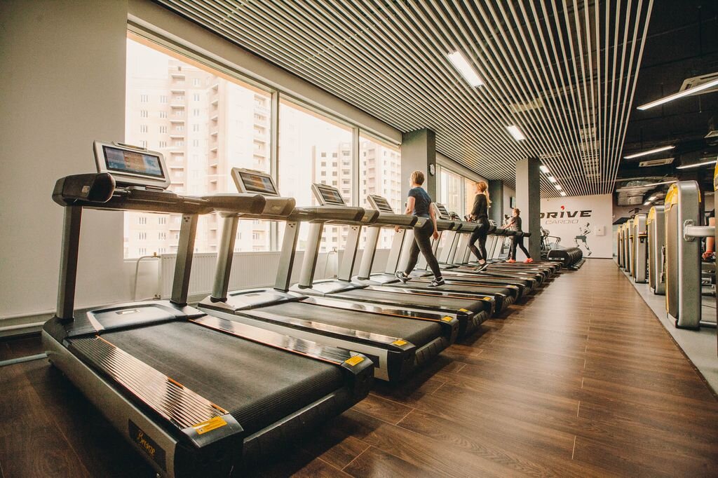   Добрый день ! Уважаемые читатаели.Сейчас в связи с тем, что ВОЗ официально признала  пизнала рапотранение Covid 19, а по простому коронавирус, эпидемией, время задуматься какие меры предосторожности необходимо предпринять если вы продолжите ходить в зал, либо на время совсем отказаться от посещения зала.