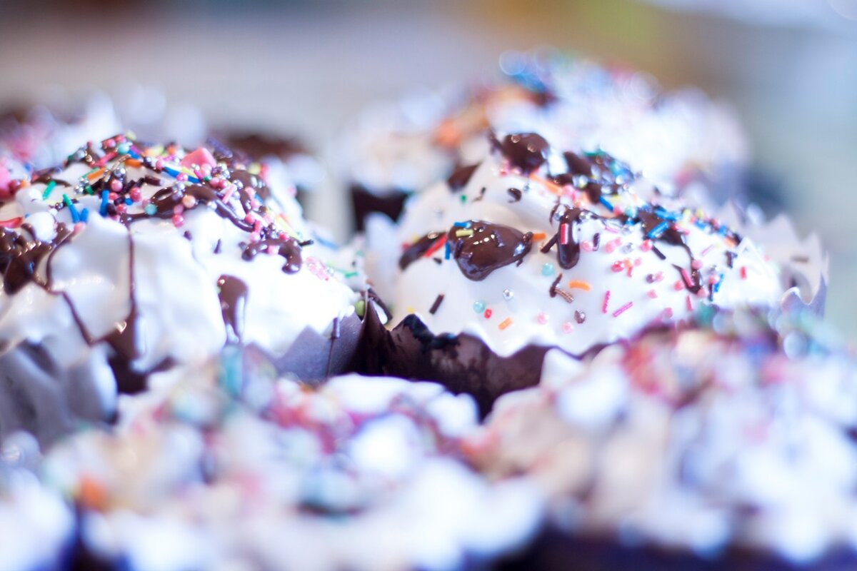 На самом деле Пасха ведет длинную и запутанную историю своего возникновения ещё за тысячи лет до рождества Христова, и содержит в себе немало обязательных народных и церковных обрядов, обычаев и поверий, которые мы и постараемся обсудить сегодня максимально детально.