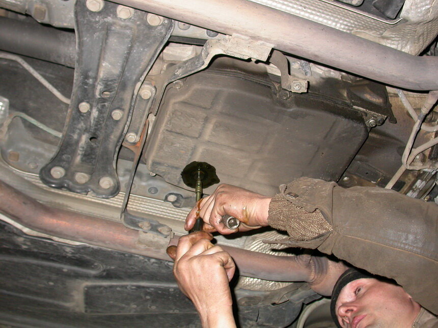 замена масла в акпп. надо ли менять масло в коробке автомат. меняют ли масло коробке автомат. фильтр акпп мазда сх7 2. фильтр кпп киа рио 2004 автомат.