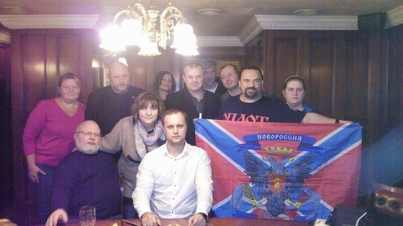 Крылов - крайний левый в нижнем ряду. В центре - Павел Губарев, глава партий "Народное ополчение Донбасса" и "Новороссия". Женщина в центре - Дарья Митина, член "Объединенной коммунистической партии" и "Левого фронта". Несмотря на яростную полемику, в жизни Крылов вполне нормально общался с левыми.