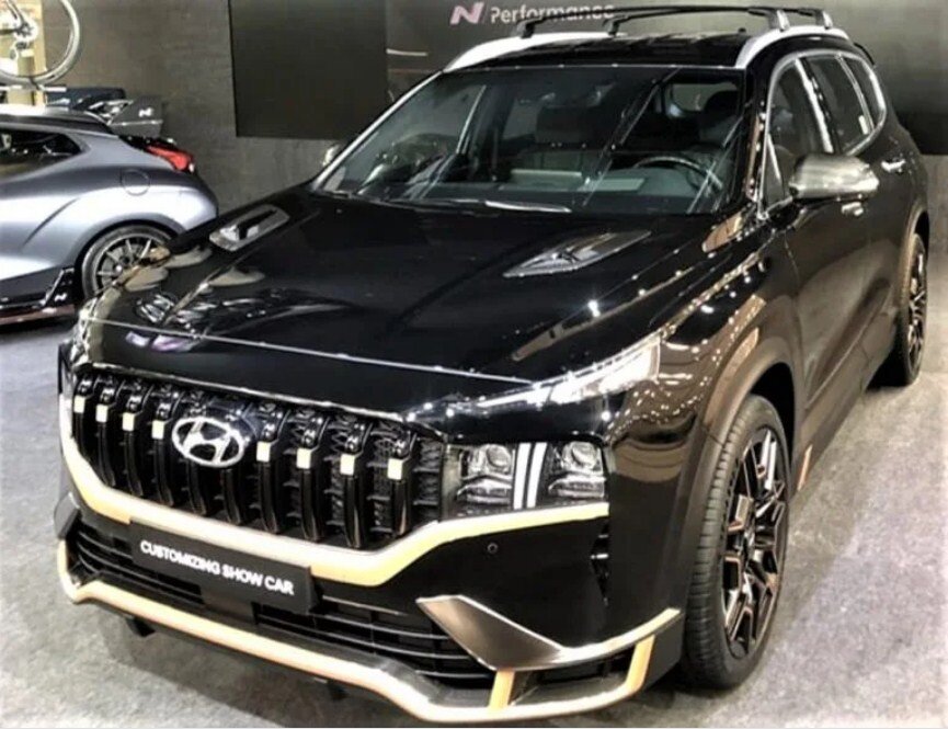 Спортивной составляющей автомобилю добавили новая решетка радиатора и юбки переднего и заднего бампера, а так же карбоновые вставки на капоте и зеркалах 