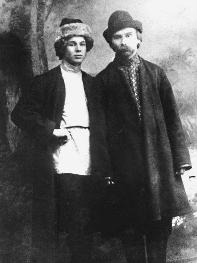 Сергей Есенин (справа) и поэт Николай Клюев. 1916.