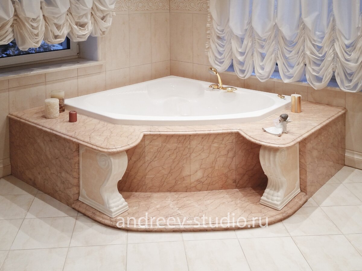 Фото реализованного проекта ванной комнаты в классике с угловой ванной с львиными лапами. Дизайнеры интерьеров Андрей и Екатерина Андреевы.