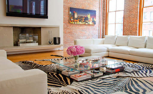 Стильный коврик — украшение гостиной! Фото: housesdesign.ru