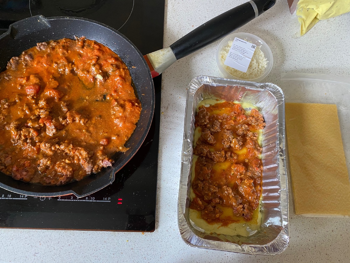 Сковорода и ложка для размешивания - вот и вся необходимая посуда для приготовления