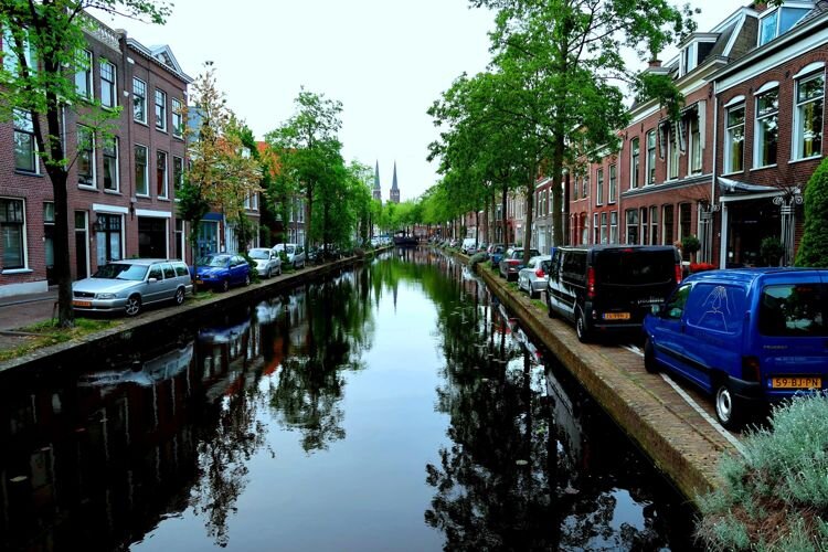 Нидерланды по другому. Дельф город в Голландии. Canal, Delft, Holland. Канал в городе. Старый город канал.