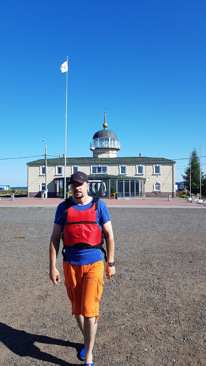 В яхт-клубе Балтиец. Мой комплект одежды. Спасжилет выдают.