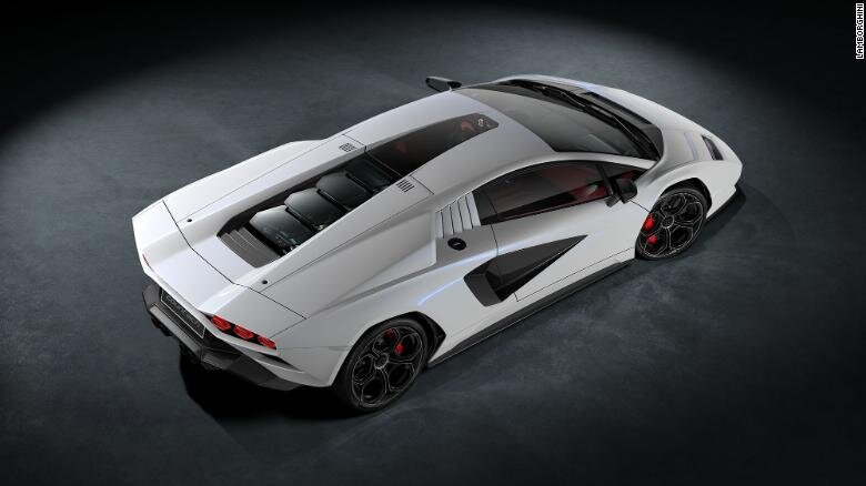 Стеклянная вставка в крыше нового Lamborghini Countach была вдохновлена вырезом для перископа заднего вида, который был в оригинальной версии автомобиля