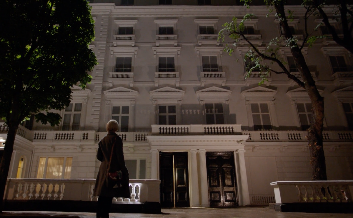 Кадр из сериала "Шерлок" - Мэри стоит напротив дома на Leinster Gardens, 23-24