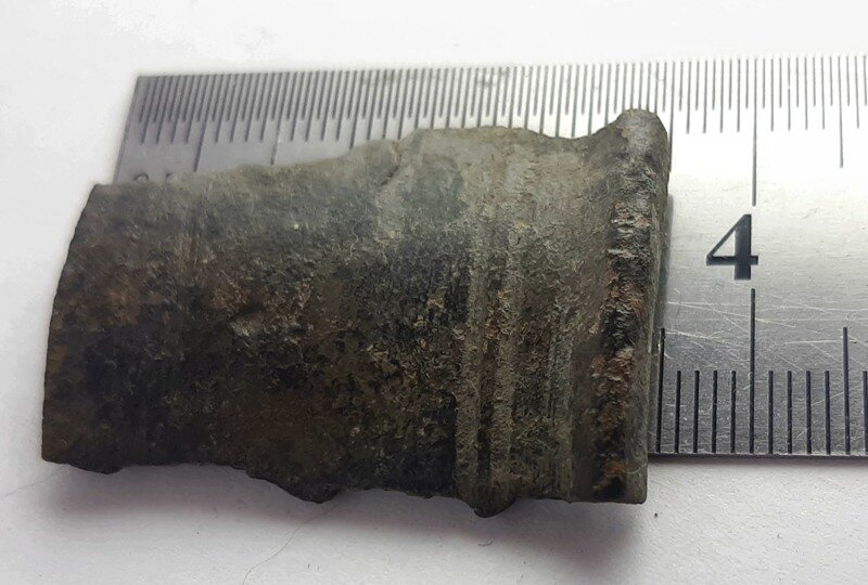 По обломкам с сохранившимися обоими краями, можно узнать ширину полосатого кольца - 35 мм.