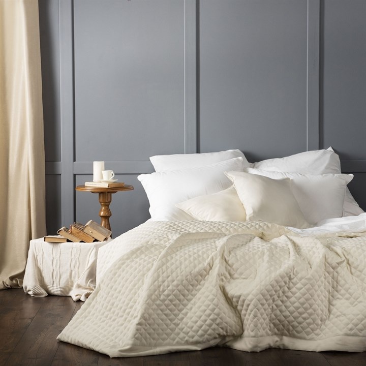 Кровать с одеялом и подушками