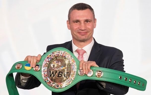 "Вы знаете, что все боксеры мечтают о зеленом поясе WBC. И этот трофей постоянно меняется, как и все мы. Я хочу презентовать новый пояс с новым логотипом WBC. На нем теперь есть Украина", – заявил президент Всемирного боксерского совета.