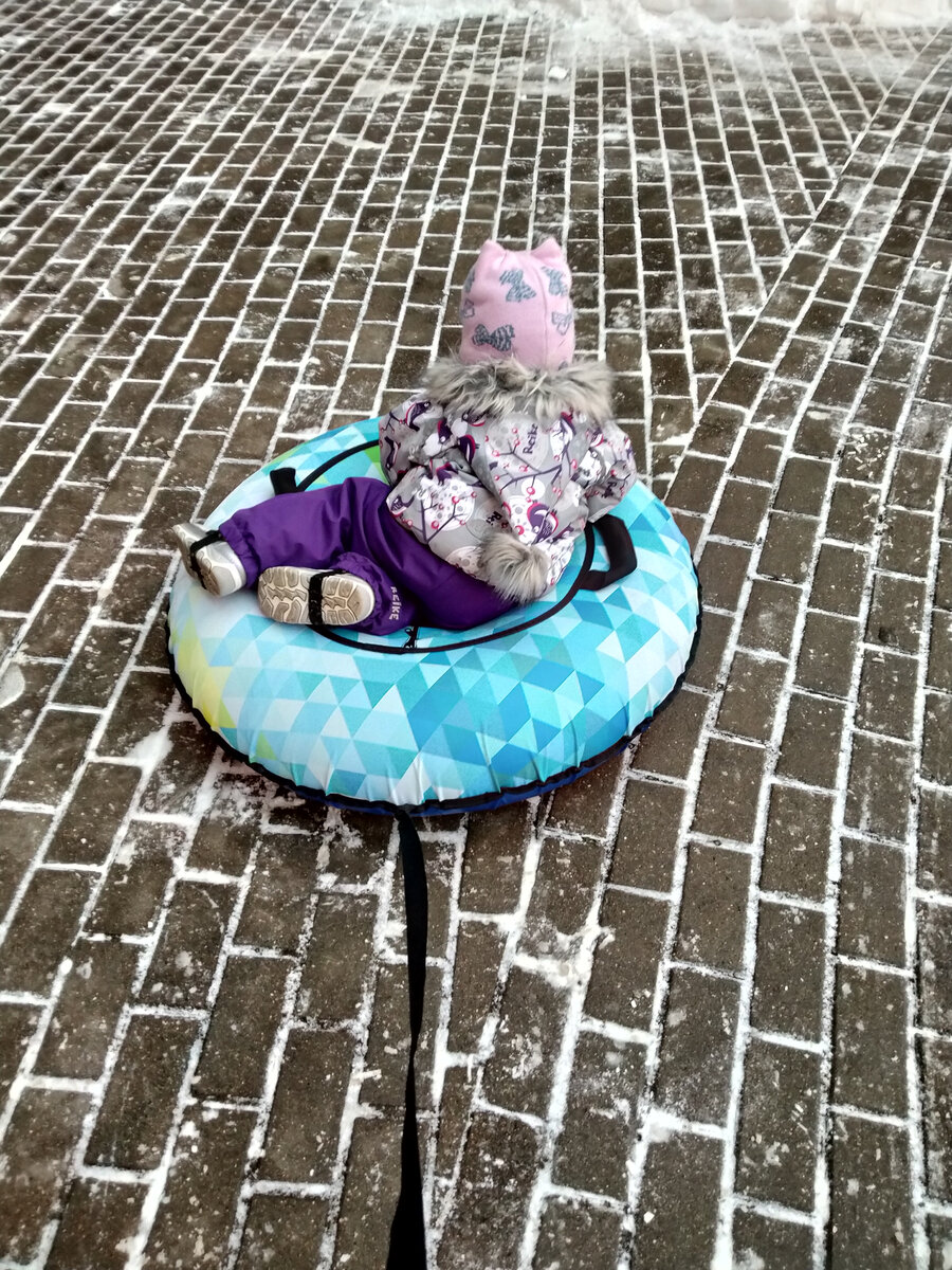 Любимая поза на ватрушке. Личное фото автора