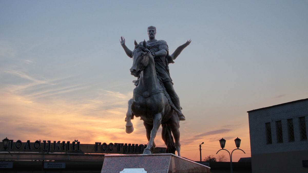 Памятник князю Всеславу Полоцкому в Полоцке.