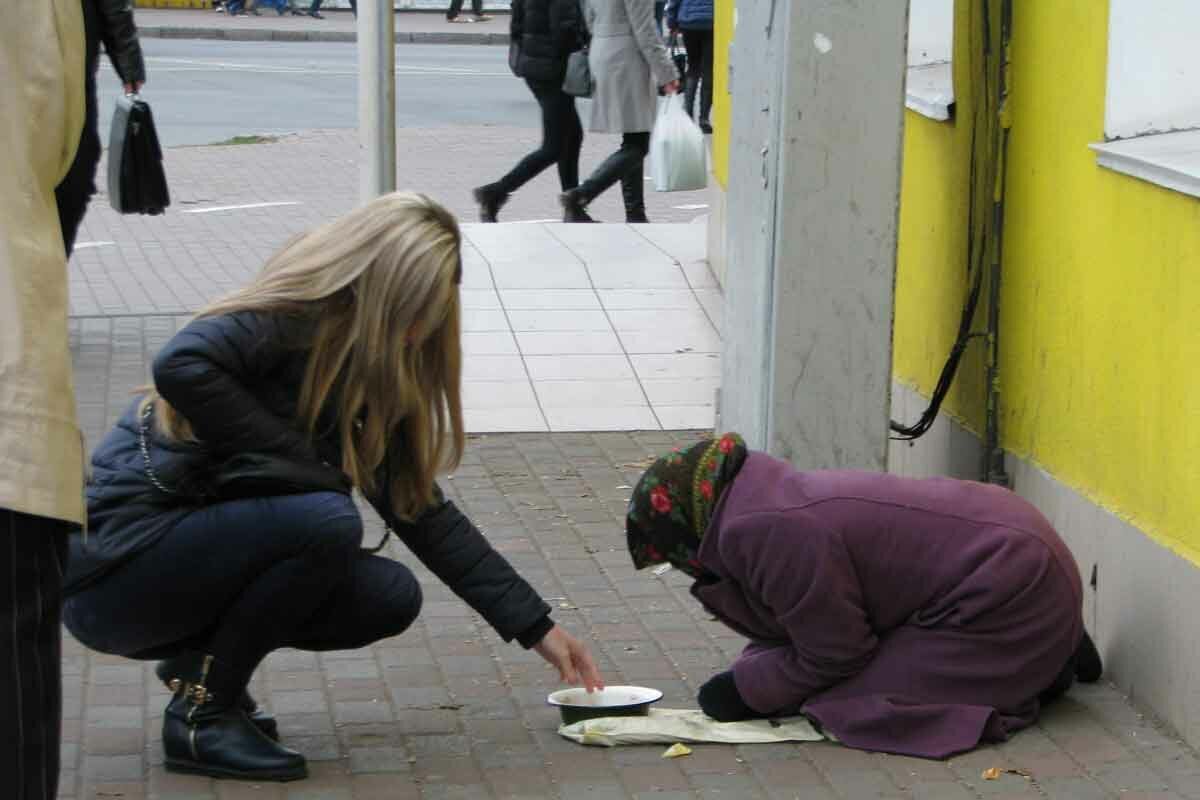 Нищий. С протянутой рукой. Когда даешь милостыню. Когда даешь милостыню. Деньги бедным.
