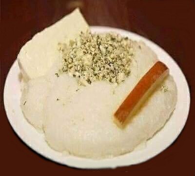 Сулугуни, копченный сулугуни и сверху молодой сыр с мятой и зеленной аджикой