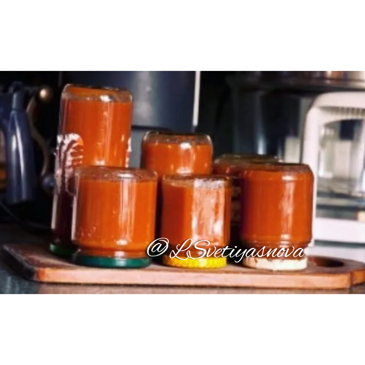 Приготовила в этом году очень удачный Острый густой соус из остатков дозревающих помидоров и перцев, чеснока, зелени, лука, яблок антоновки, острого перца, яблочного сока