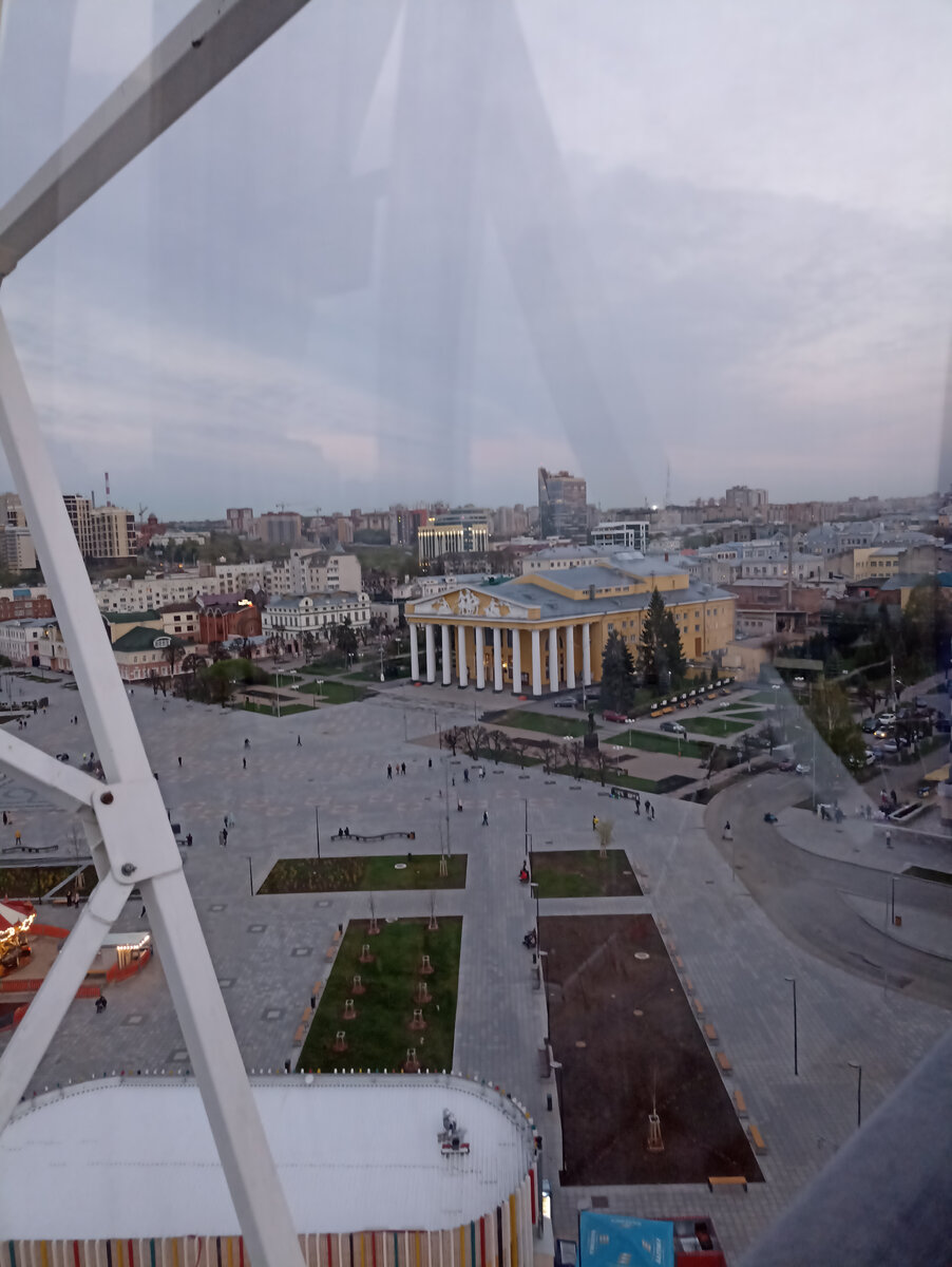 Вид с колеса обозрения на центральную площадь
