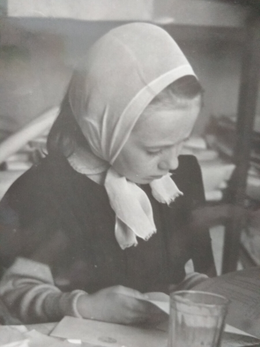 Танечка у папы в кабинете читает