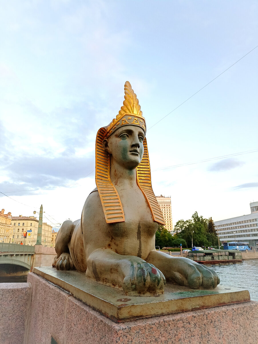 Сфинксы отлиты из чугуна