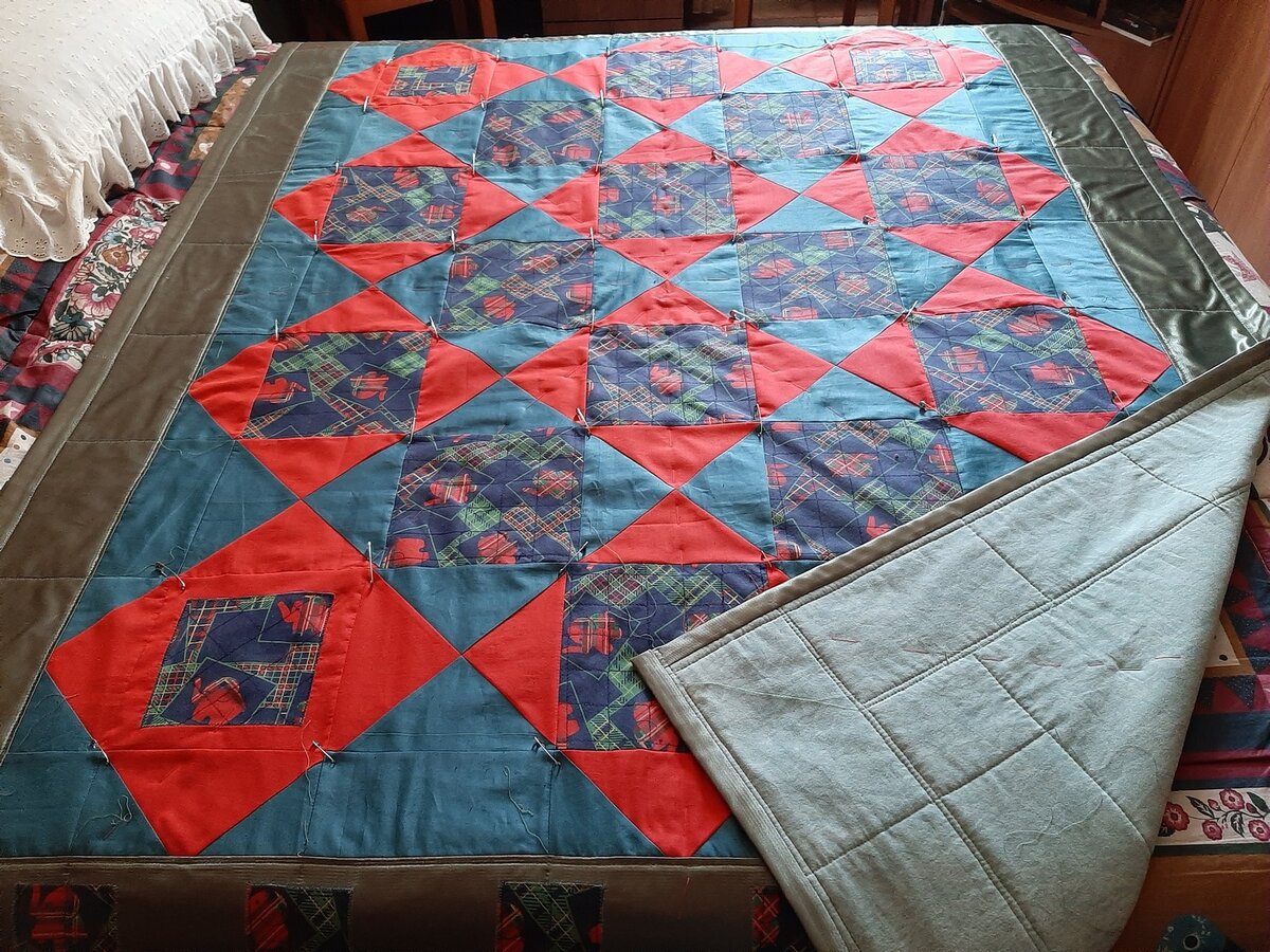 первое одеяло -верх от детской коляски, кусок красного кумача, кусок зелёного сатина, остатки от шитья шторы, шерстяное одеяло для прокладки и наматрасник для низа