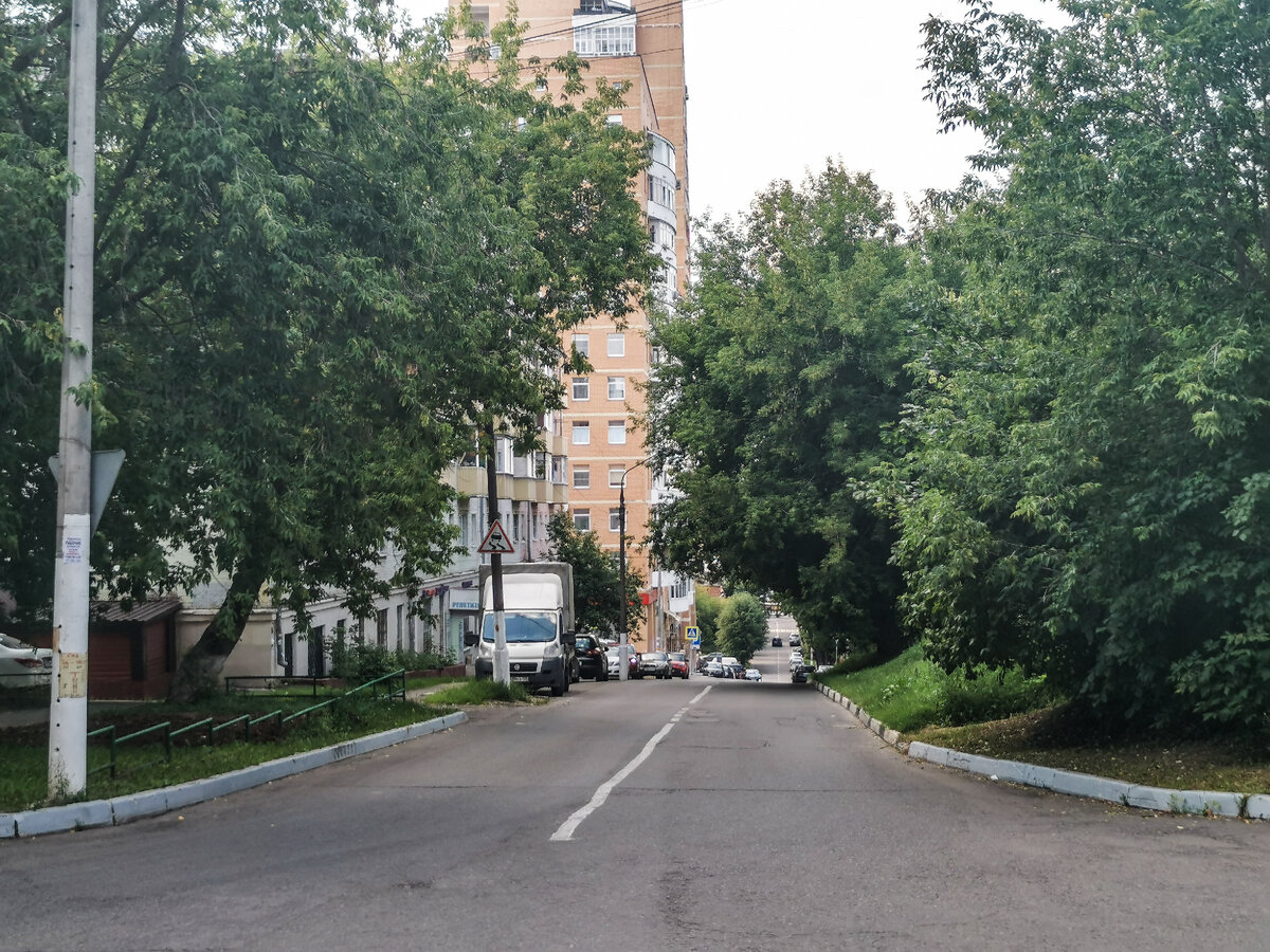 Улица Карла Маркса со стороны Красной улицы выглядит вполне обычной ничем непримечательной улицей.